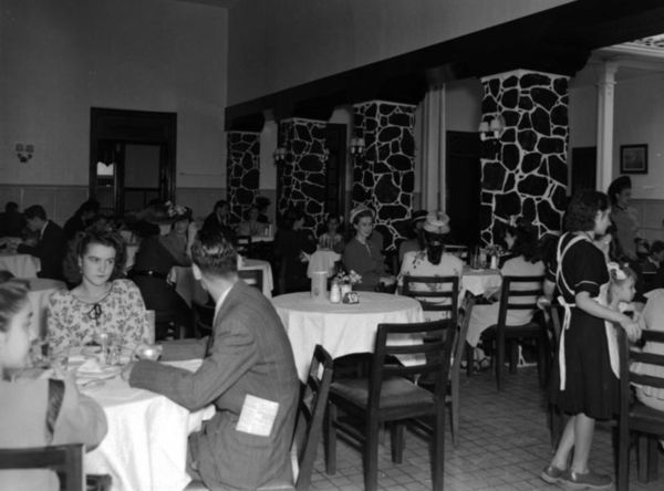 Historic photo of El Astor Tea Room on the Calle Junin. Photo courtesy of the Biblioteca Público Piloto de Medellín.